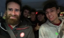 Vogliono un selfie insieme al loro idolo del basket: lui chiede in cambio un passaggio in albergo
