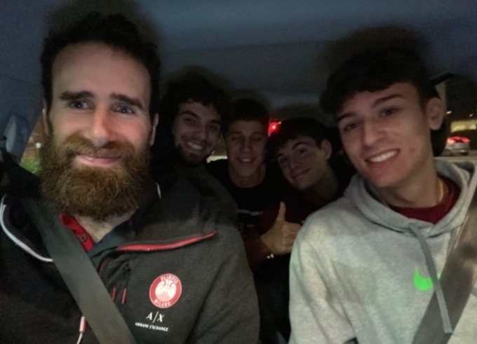 Vogliono un selfie insieme al loro idolo del basket: lui chiede in cambio un passaggio in albergo