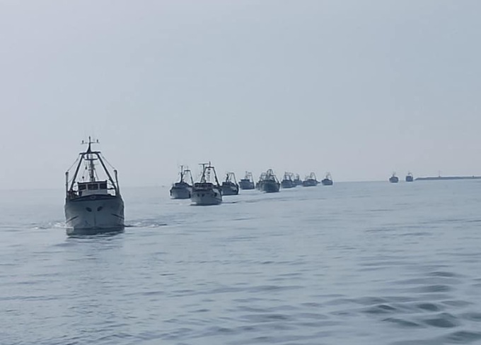 Numerosi pescherecci entrano nel canale della Giudecca per protestare contro il caro gasolio