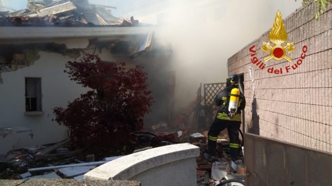 Palazzina esplosa per una fuga di gas: la compagna di Federico Serafin è viva per miracolo