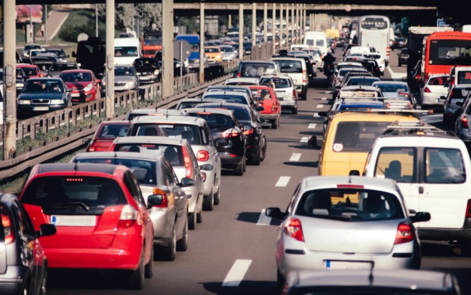 Lasciano guidare la vettura in autostrada al figlio 14enne, lui si spaventa e crea un maxi ingorgo