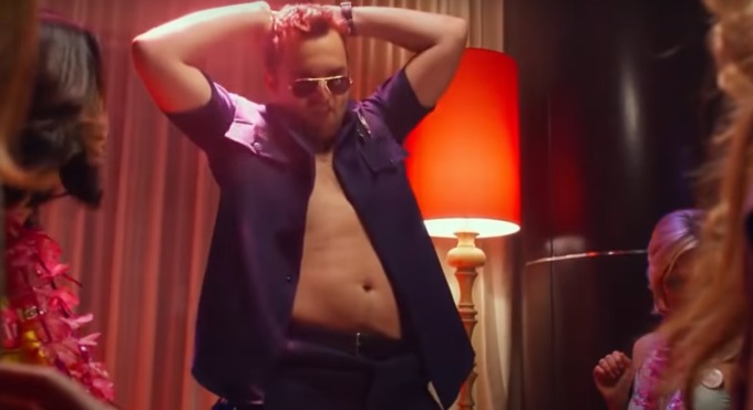 Sexy vigile veneziano fa uno strip tease per la festa della donna