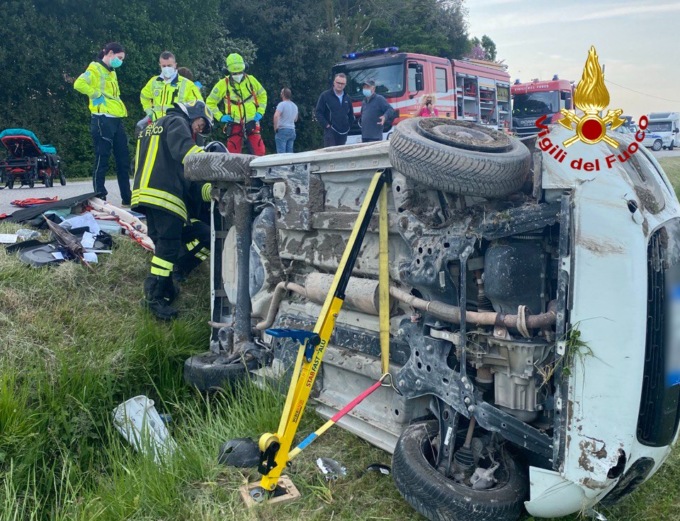 Perde il controllo dell’auto, finisce fuori strada e resta intrappolato nell’abitacolo
