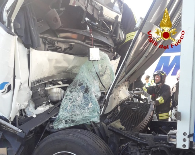 Tamponamento tra mezzi pesanti sull’A4: morto un autista