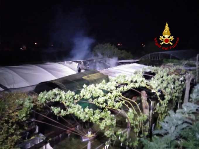 Cavallino Treporti, incendio all’interno di una serra adibita a ricovero attrezzi