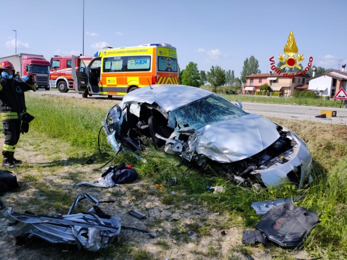 Drammatico incidente tra auto e camion: ferita una bimba