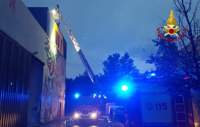 Capannone colpito da un fulmine: a fuoco la canna fumaria