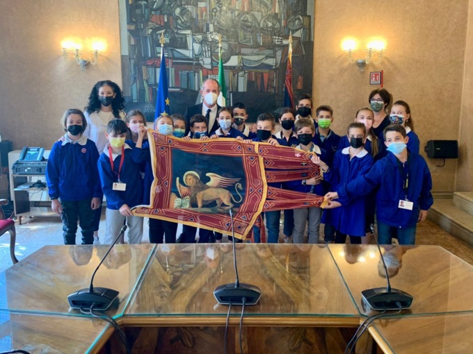 “Prof” Zaia con i bimbi della primaria: “Studiate e parlate l’inglese come il veneto”