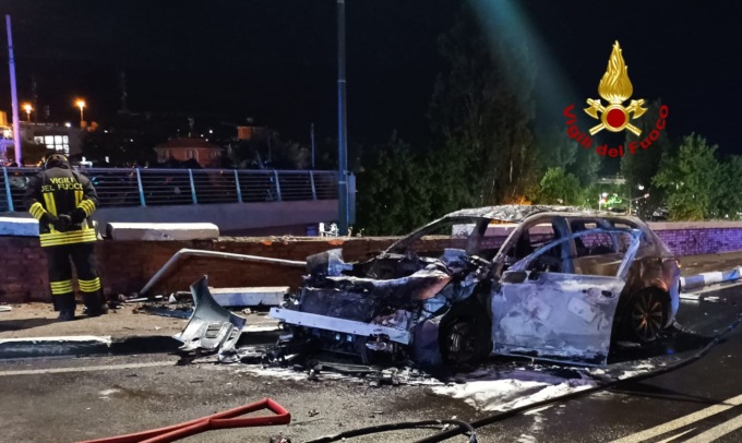 Resta intrappolato nell’auto in fiamme dopo l’incidente: è gravissimo