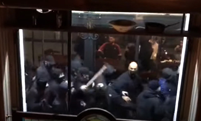 Rissa tra tifosi prima di Venezia Bologna