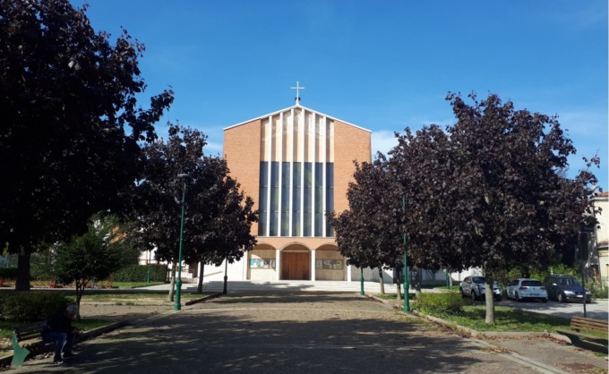 Il parroco lo cacciò, ma ora in chiesa si fa la veglia pro gay