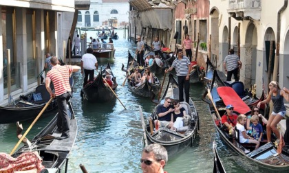 Turisti seguiti fin dentro alle chiese per derubarli: borseggiatori scatenati a Venezia!