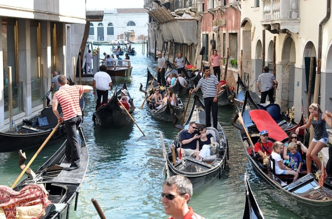 Turisti seguiti fin dentro alle chiese per derubarli: borseggiatori scatenati a Venezia!