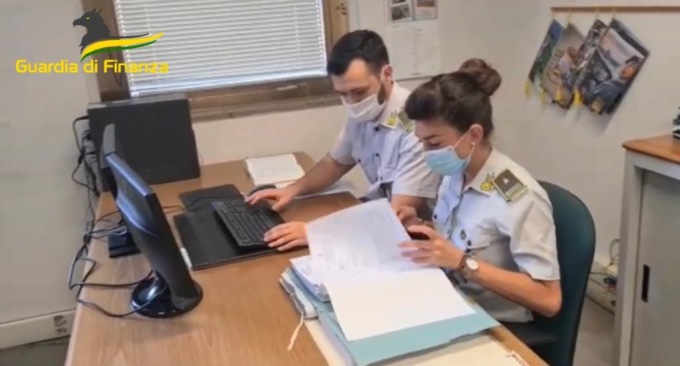 Dichiara un basso reddito ma possiede case di lusso a Jesolo, orologio di pregio e fiumi di denaro