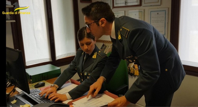 Bilanci falsati e fatture “fantasma”: 8 persone (e 2 aziende) nei guai per il fallimento di un noto centro commerciale