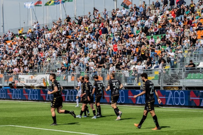 Lite tra il Venezia Fc e i tifosi, la società blocca i commenti sui social: “Troppi insulti”