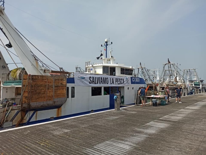 Caro gasolio, barche ferme: ai banchi del mercato si vende pesce surgelato