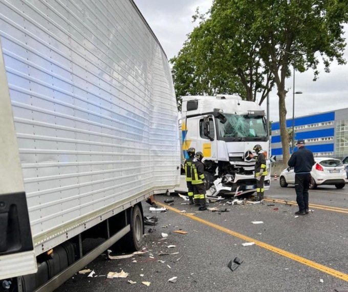 Violento incidente lungo via della Libertà in direzione Mestre: traffico in tilt