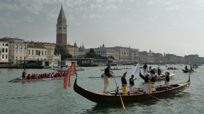 Festa del remo a Venezia: oltre 7mila partecipanti in barca per la 46esima edizione di Vogalonga