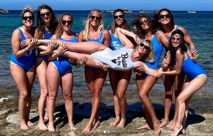 Le foto dell’addio al nubilato a Formentera della divina Kikka Pellegrini (e il video stile Marilyn)