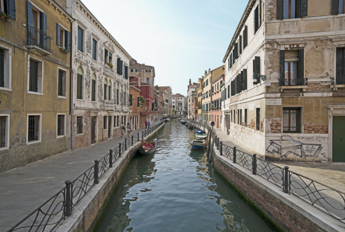 Si tuffa in acqua per sfuggire agli aggressori: ma loro lo aspettano e lo accoltellano