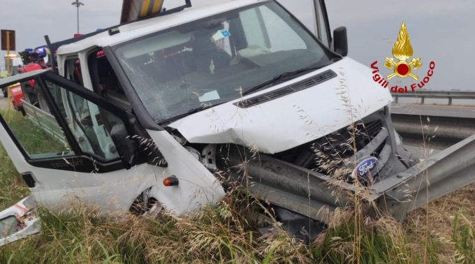 Incidente sulla Romea, le foto del furgone finito fuori strada contro il guard rail