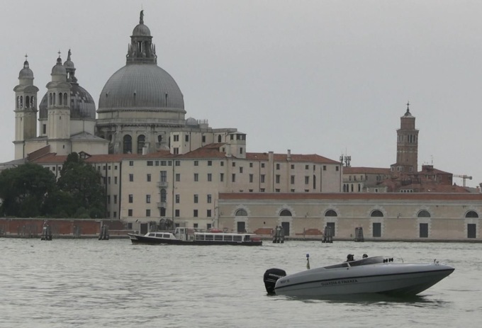 Attacco di panico in canoa: 58enne rischia di annegare nel canale delle Navi