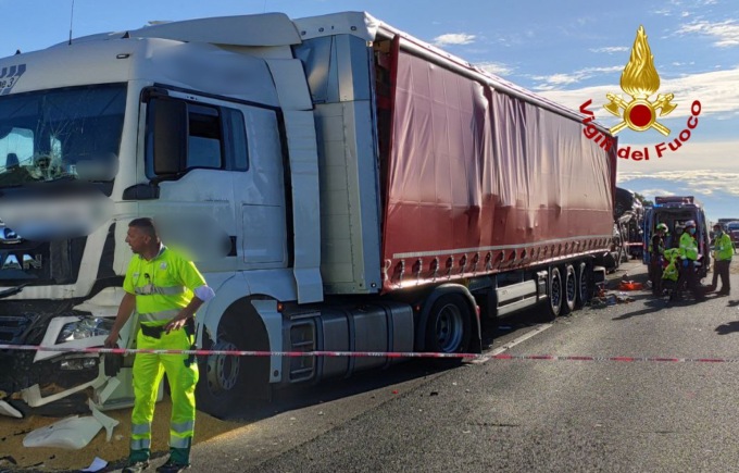 Maxi tamponamento tra tre tir: conducente di una bisarca resta incastrato tra le lamiere