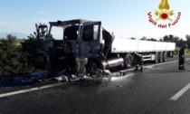 Camion alimentato a metano prende fuoco sull'A4: autostrada chiusa e traffico in tilt