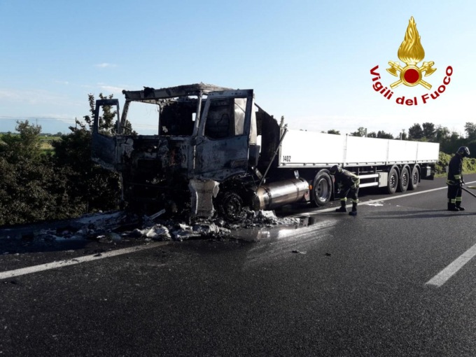 Camion alimentato a metano prende fuoco sull’A4: autostrada chiusa e traffico in tilt