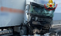 Autostrada A4, le foto dell'ennesimo incidente nel tratto "maledetto": camionista gravissimo