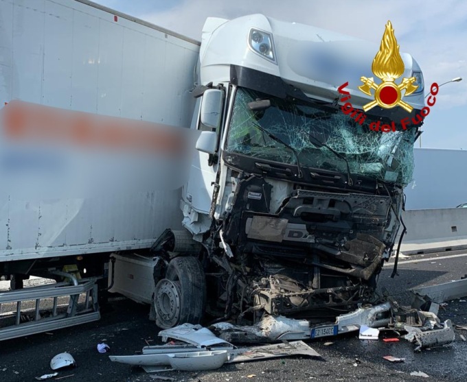 Autostrada A4, le foto dell’ennesimo incidente nel tratto “maledetto”: camionista gravissimo
