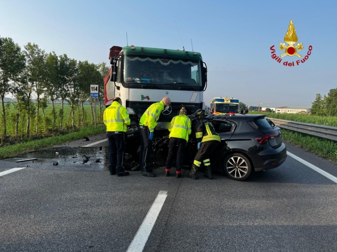 Frontale tra auto e camion: morto un 25enne