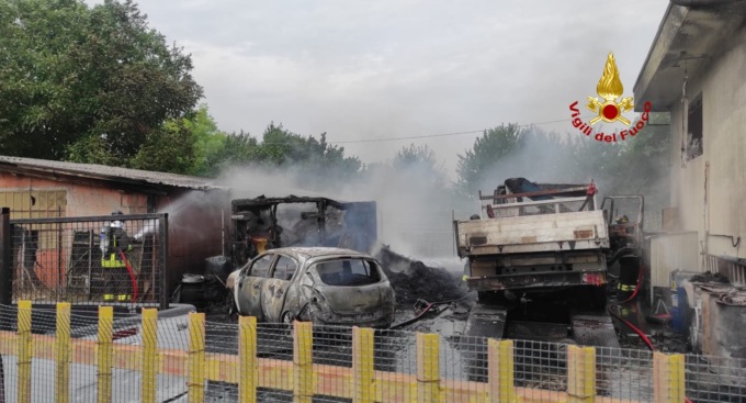 Spinea, le foto dell’incendio nel cortile dell’autofficina: l’alta colonna di fumo spaventa i residenti
