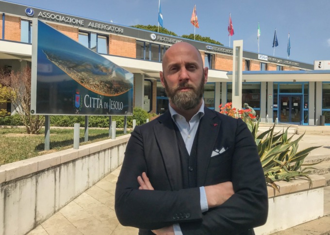 Jesolo violenta e malamovida, la ricetta degli albergatori: “Check point all’ingresso e droni per monitorare”