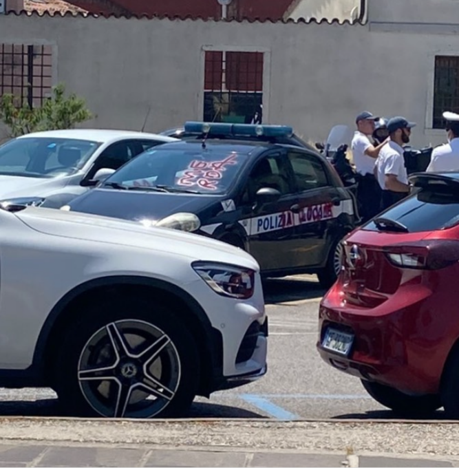 Auto della Polizia locale imbrattata dai vandali in piazzale Roma a Venezia