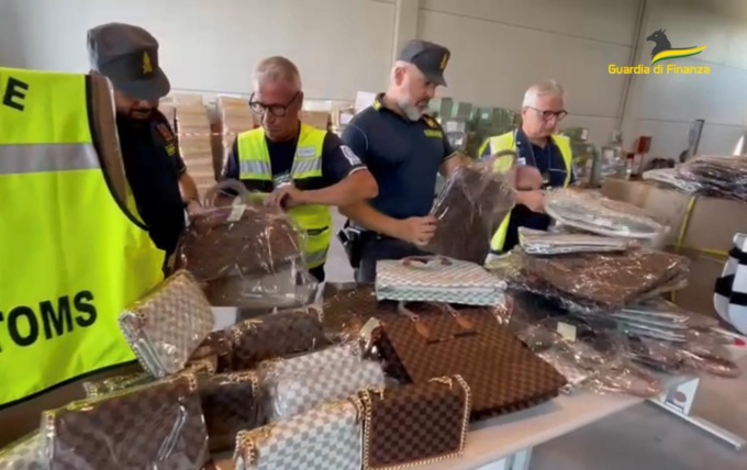Venezia, 3mila borse “tarocche” sequestrate al Porto