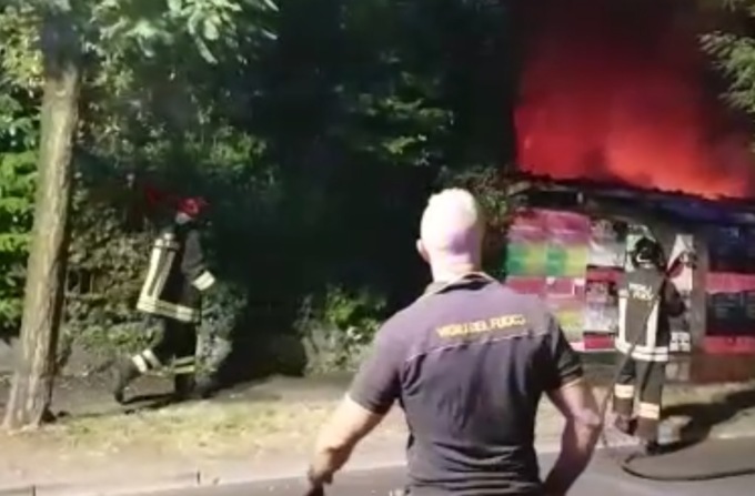 Deposito dismesso (usato come ricovero da abusivi) in fiamme due volte in una sola notte