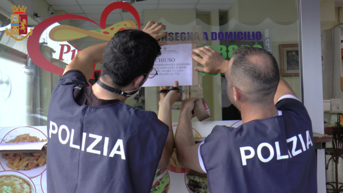 Erano il ritrovo di pregiudicati: chiusi tre esercizi commerciali a Mestre