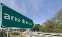 Ragazzino straniero abbandonato in autostrada: ora lo deve mantenere il Comune