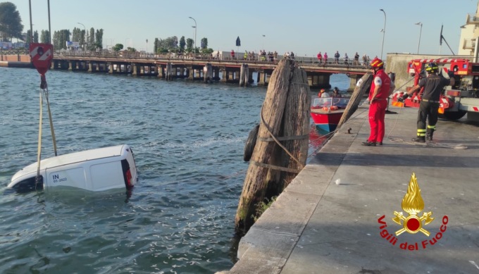 Lascia il furgone in moto al mercato ittico e il mezzo finisce in mare