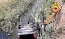 Auto finisce rovesciata in un canale di scolo con acqua all’interno: un ferito