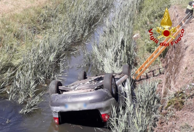 Auto finisce rovesciata in un canale di scolo con acqua all’interno: un ferito