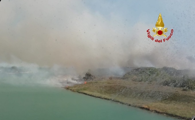 Inferno di fuoco a San Michele al Tagliamento: in fiamme un campo di mais