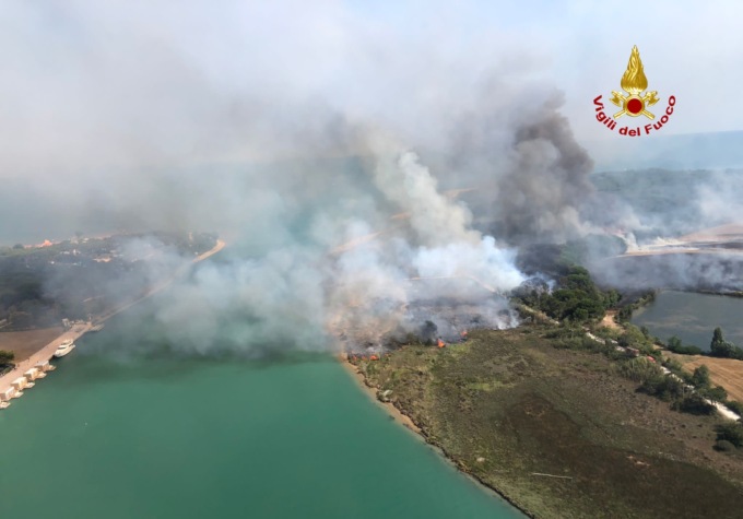 Le foto e i video del grosso incendio nella Pineta di Bibione, Zaia: “Non ci sono abitazioni interessate”
