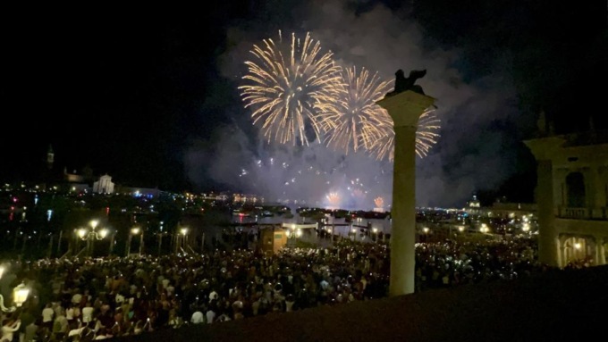Festa del Redentore 2022, le spettacolari immagini dei fuochi a Venezia