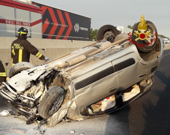 Perde il controllo dell’auto e “vola” nella corsia opposta in A4: le sue condizioni sono disperate