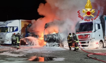 Disastroso incendio in un'azienda per la lavorazione della carne: in fiamme quattro tir per il trasporto dei polli