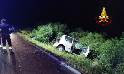 Violento incidente tra due auto, un ferito: è rimasto incastrato tra le lamiere