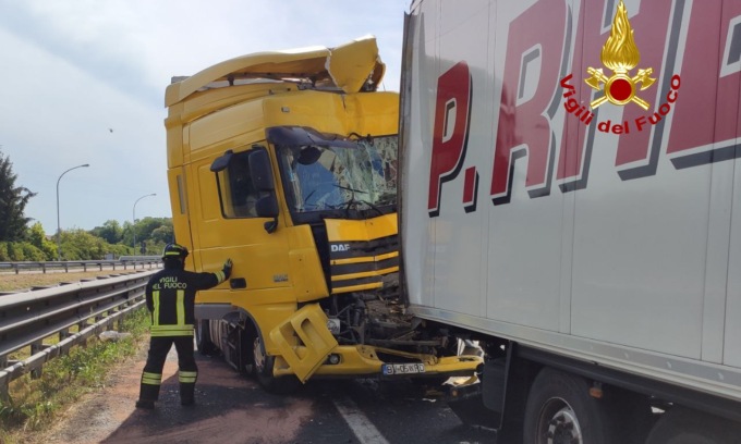 Maxi Tamponamento Tra Tir In Autostrada A Due Persone Ferite Prima